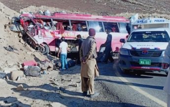 В Пакистане автобус врезался в холм: 26 жертв