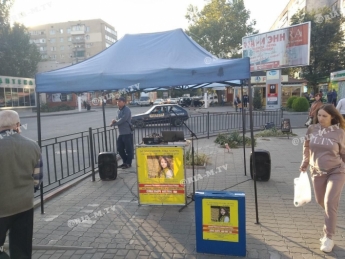 Выпивший одессит собирает деньги в Мелитополе концертами (фото, видео)