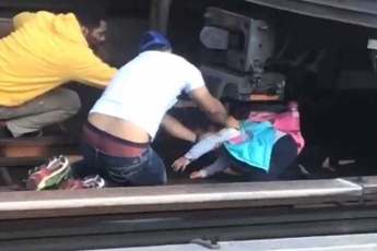 Свідки рятують 5-річну дівчинку після того, як батько стрибнув під поїзд метро, тримаючи її в руках (відео)