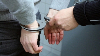 «Ударил по голове и отобрал деньги»: запорожские полицейские задержали преступника