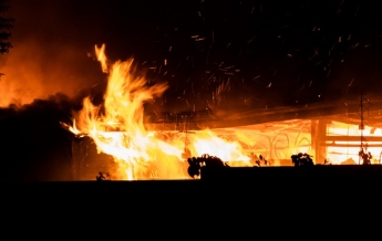 В Киеве ночью горел речной вокзал (фото, видео)