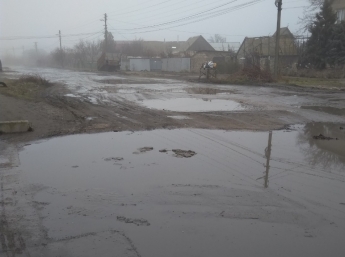 Жители окраины Мелитополя показали местным чиновникам по каким дорогам они «плывут» на работу (фото)