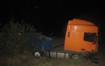 На Киевщине грузовик столкнулся с микроавтобусом из-за трактора (фото)