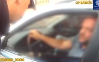 В Черновцах водитель пил пиво, не стесняясь копов (видео)