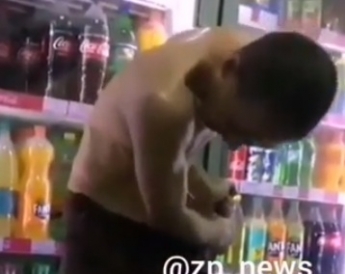 Это просто ужас - мужчина под наркотиками устроил жуткое "шоу" в магазине (видео)
