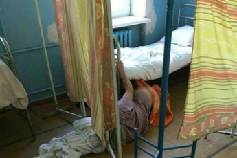 Пожилая женщина лежала на полу в больнице и просила помощи. Жуткие подробности (фото)