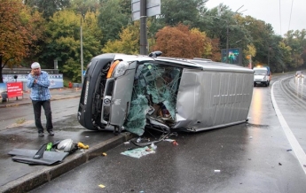 В Киеве микроавтобус вылетел на тротуар и перевернулся