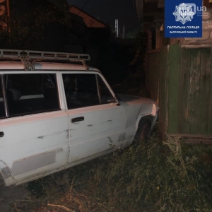 В Запорожье пьяный водитель врезался в забор, убегая от патрульных