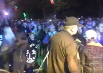 Полиции пришлось разгонять фанатов "Клея Угрюмого", которые стали массово перелазить через ограду (видео)