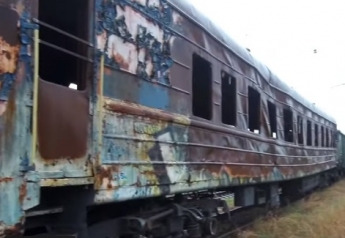 Местные блогеры забрались в сгоревший железнодорожный вагон (видео)