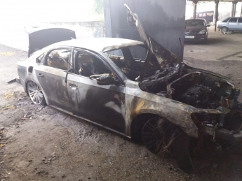 Под Запорожьем сгорел автомобиль полицейского