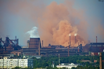 «Дышим глужбе»: в соцсети делятся видео с дымящимися заводами Запорожья
