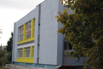 В Мелитополе строят школу в патриотических желто-голубых тонах (фото)