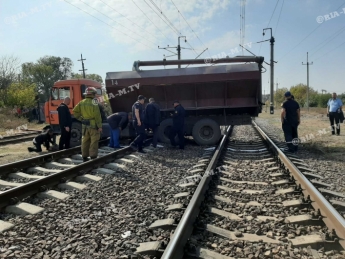 В Мелитополе на железнодорожных путях застрял зерновоз. Идет спасательная операция (фото)