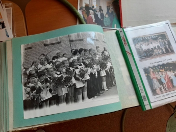 Детвору и учителей вернули в прошлое на школьником празднике (фото)