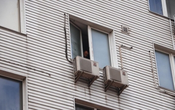 В Киеве женщина выбросилась из окна на глазах у сына (видео)