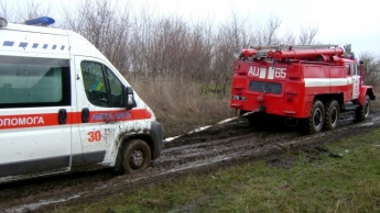 В Запорожье карета "скорой" застряла в грязи