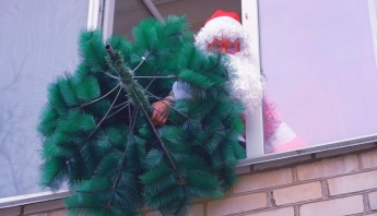 В Запорожье "сдался" еще один человек, выбросив новогоднюю ёлку (ФОТО)