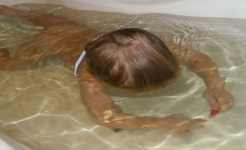 У Запоріжжі в ванній ледве не втопилася однорічна дитина