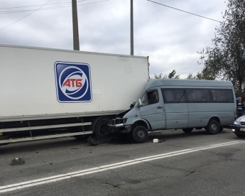В Запорожье произошло серьезное ДТП с маршруткой и фурой: на месте работает «скорая» (ВИДЕО)