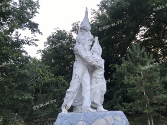В Мелитополе в парке одной из скульптур оторвали "пятую точку" (фото)