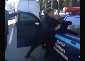 В центре Мелитополя сотрудники охранной фирмы подрались с водителем (видео)