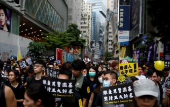 Въехал в толпу людей: в Гонконге над водителем такси устроили самосуд (видео 18+)