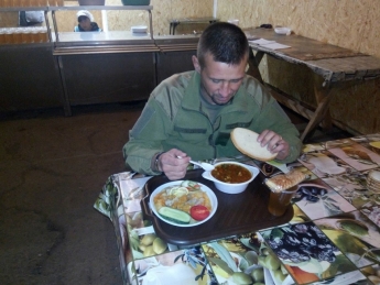 Обнародованы фото из столовой для украинских военных, выполняющих задачи на Донбассе (фото)