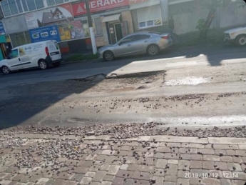 В Мелитополе из-за ямы на дороге едва не погибли люди (видео)