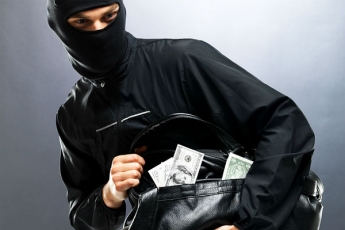 В Запорожье грабители взорвали банкомат и пытались украсть деньги