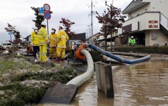 Число жертв тайфуна в Японии достигло 68 человек (видео)