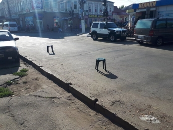 В Мелитополе места под парковку "бронируют" табуретками (фотофакт)
