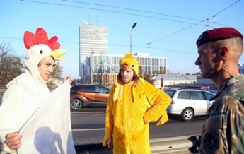 Зеленского в Риге встретили митингующие в костюме кур (фото)