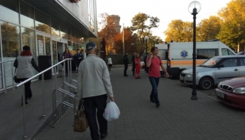 Украл тушенку и упал в обморок: в запорожском супермаркете поймали голодного вора (ФОТО)