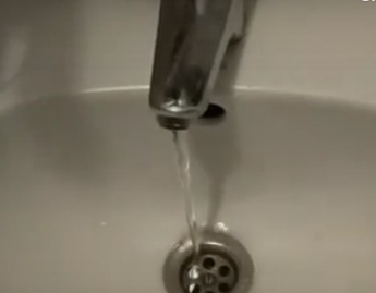 Вода по праздникам - жители Мелитополя наглядно показали напор воды в своей квартире (видео)