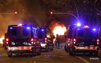 Протестующие в Испании обстреляли вертолет и бросали кислоту в полицию (фото, видео)