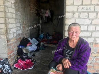 У семьи бездомных, которые оккупировали военный долгострой в Мелитополе, нашлись родственники (видео)