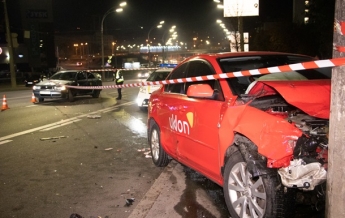 В Киеве столкнулись два такси, есть пострадавшие (фото, видео)