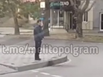 Мужчина, справлявший нужду посреди улицы, возмутил соцсети (видео 18+)