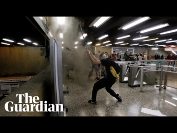 В столице Чили протестующие подняли бунт, разгромив все станции метро: впечатляющие видео
