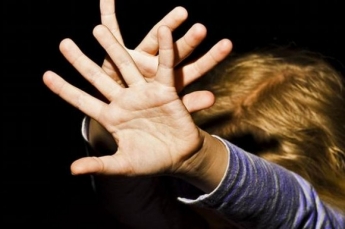 В Запорожье женщина жестоко избивала маленькую дочь на глазах у людей (видео)