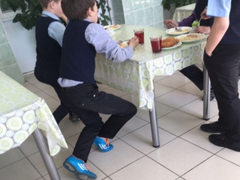 В России учеников школы вместо стульев пересадили на бутылки: сеть взорвали фото