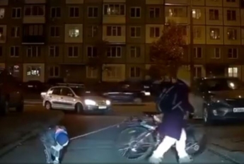 В России мать привязала сына за шею к велосипеду: момент попал на видео