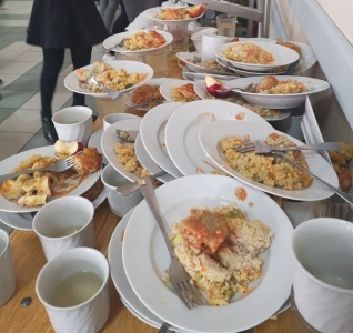 "Дети хотят нормально питаться!" В сети показали ужасные фото пищи в школе Киева (фото)