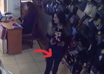 В Мелитополе женщина увела кошелек из-под носа продавца (видео)
