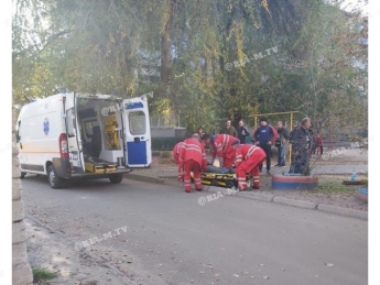 В Мелитополе четырехметровая металлическая труба рухнула на прохожих (фото)