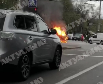В Запорожье посреди проезжей части сгорел автомобиль (ВИДЕО)