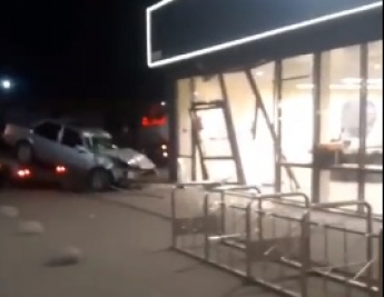 В Мелитополе водитель на Опеле заехал в супермаркет АТБ (видео)