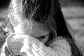 «Валялись» возле киоска: в Запорожье ребенок полчаса плакал возле пьяных родителей (ВИДЕО)
