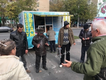 В Мелитополе бездомные становятся в круг и молятся перед супермаркетом АТБ (фото, видео)